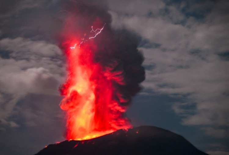 Gunung Ibu Maluku Utara Meletus