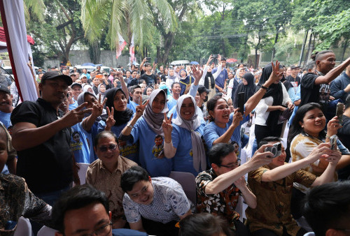 Para Nelayan Kunjungi Kediaman Prabowo, Ramai-ramai Video Call Keluarga di Rumah