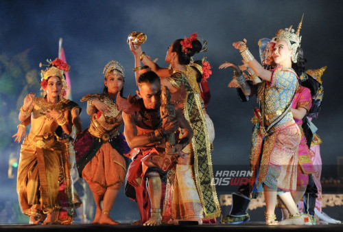 Penari mementaskan tari kolaborasi berjudul Panji Semirang dalam ASEAN Panji Festival 2023 di Taman Candra Wilwatikta, Pandaan, Pasuruan, Jawa Timur, Minggu, 22 Oktober 2023 malam. Tari kolaborasi seniman dari sembilan negara ASEAN tersebut diselenggarakan oleh Kementerian Pendidikan Kebudayaan Riset dan Teknologi dalam rangka memperingati sastra Panji yang sudah ditetapkan sebagai Memory of the World (MoW) oleh UNESCO pada 31 Oktober 2017. (Julian Romadhon/Harian Disway)