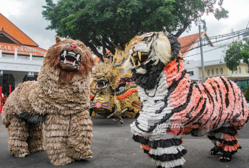 Dalam foto yang diabadikan Fotografer Harian Disway, terlihat wisatawan asing penonton yang menikmati penampilan musik dengan latar belakang canmacanan dari Madura. Ekspresi kagum terpancar dari wajah-wajah mereka, menggambarkan betapa memukau dan menginspirasi momen peringatan Hari Musik Nasional 2024 ini. (Moch Sahirol/Haarian Disway)