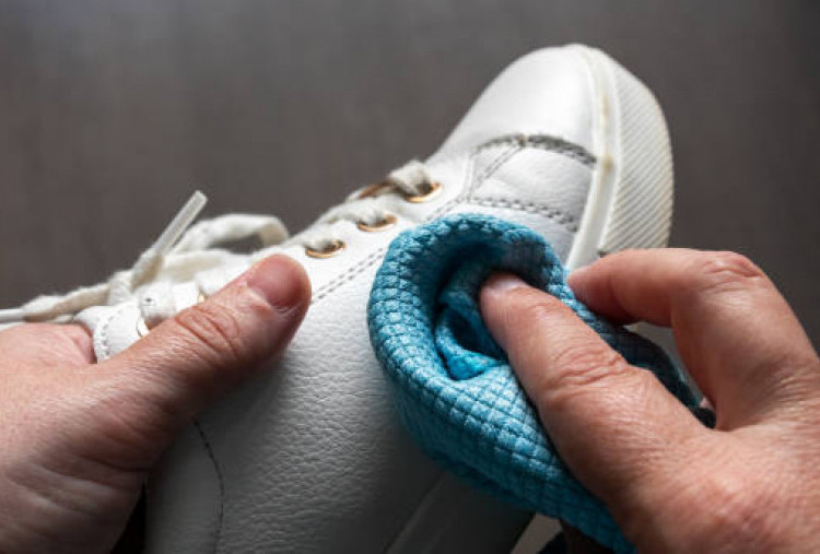 6 Langkah Mudah Hilangkan Noda Kuning pada Sepatu Putih