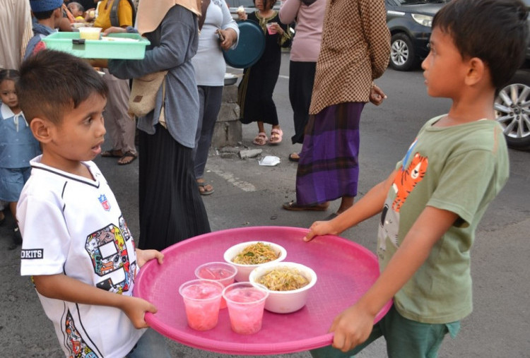 Kampung Sukolilo Guyub Selenggarakan Tradisi Kupatan 7 Syawal, Yang Sedang Lewat Juga Ikut Rebutan