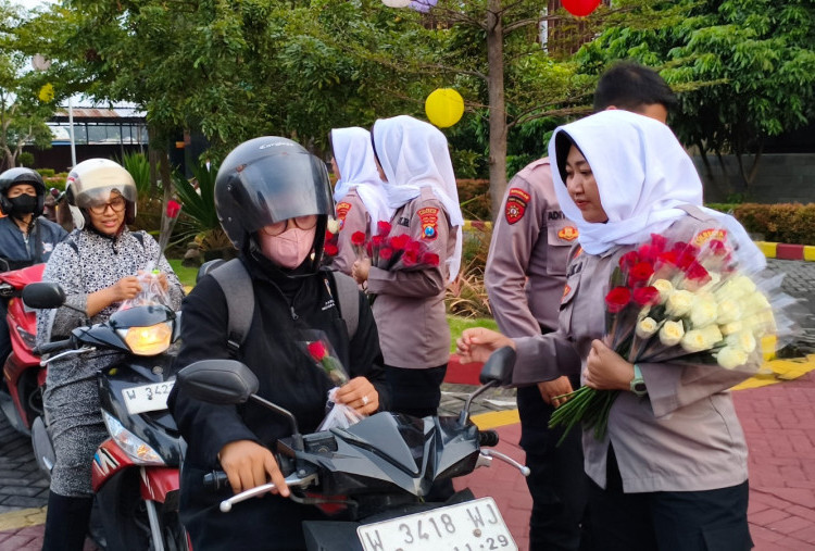 Polresta Sidoarjo dan Mahasiswa Bagikan 250 Takjil untuk Pengendara di Depan Mako Saat Ramadan