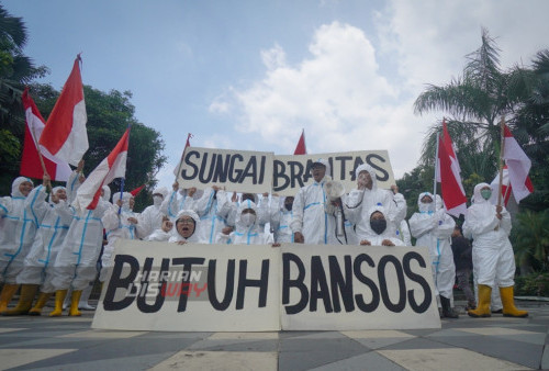 Sejumlah Aktivis Lingkungan dari berbagai elemen mahasiswa se-Jawa Timur dari Universitas Brawijaya, Universitas turnojoyo Madura, Untag Surabaya dan Universitas Airlangga yang tergabung dalam Badan Riset Urusan Sungai Nusantara (BRUIN) melakukan aksi kampanye dengan menggunakan APD putih dan membawa Poster yang bertuliskan 