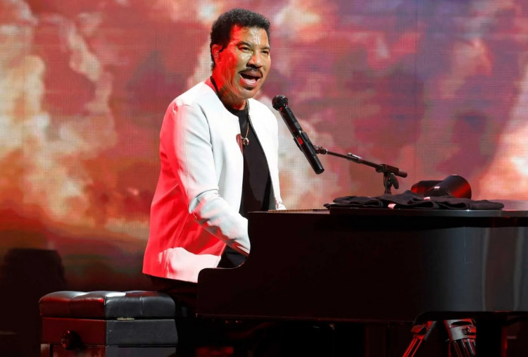 Lionel Richie Tunda Dua Konser Setelah Dirawat di Rumah Sakit, Dokter Minta Istirahat Total