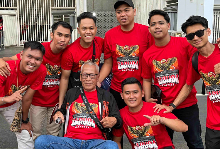 Tak Kenal Usia, Pak Samin Rela Terbang dari Samarinda Nonton Timnas Indonesia di GBK dengan Kursi Roda