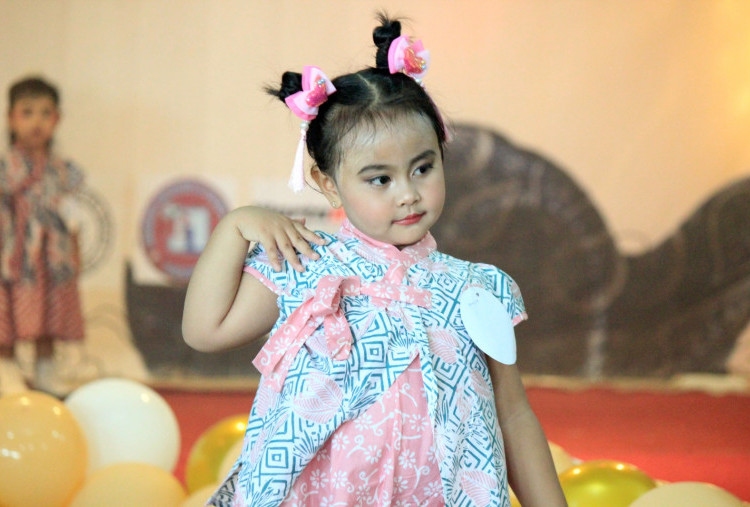 Bunda Ani Ajak Anak Cintai Budaya Lewat Fashion Show Batik