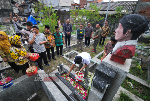 Sejumlah seniman ludruk mendampingi Kepala Dinas Kebudayaan dan Pariwisata, Hudiono dan Kepala UPT Taman Budaya Jawa Timur, Ali  Ma'ruf melakukan doa dan ziarah ke makam tokoh ludruk Gondo Durasim yang akrab dengan nama Cak Durasim di pemakaman umum Tembok Surabaya, Jawa Timur, Jumat (19/5/2023).