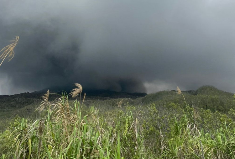 Erupsi Gunung Api Dukono: Tiga Orang Pendaki Hilang dan Masih Dalam Pencarian 