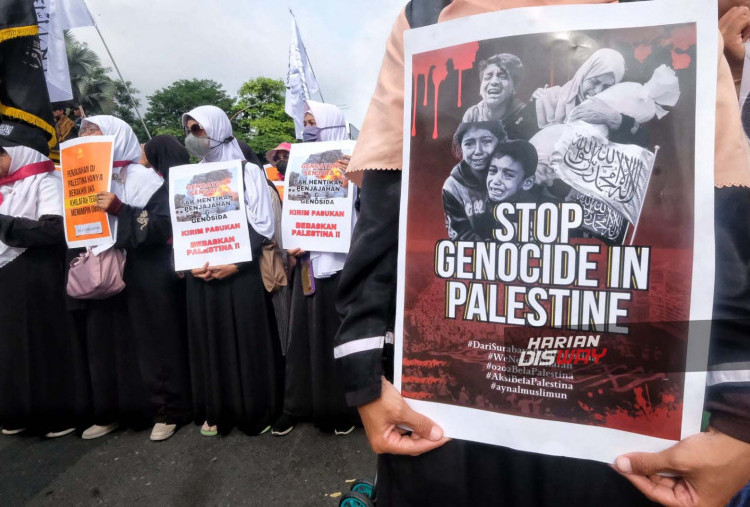 Fajar mengingatkan tentang 47.306 nyawa rakyat Palestina yang telah menghilang, termasuk 14.500 anak-anak dan 111.480 korban terluka. 
Belum lagi, kerusakan infrastruktur dasar masyarakat yang sangat parah meliputi sekolah, rumah sakit, pemukiman warga, gedung pemerintahan, dan sarana prasarana lainnya. 
“Kaum Muslimin tidak boleh lengah dan tidak boleh lelah untuk selalu menyuarakan pembelaan kepada saudara-saudara kita rakyat Palestina. Sampai kapan? Jawabannya adalah sampai rakyat Palestina mencapai kemerdekaan yang sesungguhnya. Dan syarat kemerdekaan yang hakiki bagi rakyat Palestina adalah dengan lenyapnya entitas Zionis Yahudi dari Bumi Palestina” tutupnya.

Foto: Boy Slamet-Harian Disway