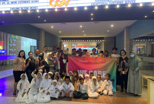 Movenpick Hotel Surabaya City Ajak Anak-anak Panti Asuhan Menonton Bioskop dan Berbelanja Baju