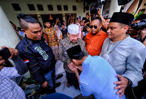 Silaturahmi Ponpes Buntet Cirebon, Gibran Mendapatkan Surban Kemenangan