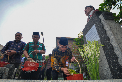 Kunjungan para seniman ludruk serta para pejabat dan budayawan tersebut untuk memperingati Hari Jadi Taman Budaya Jawa Timur yang ke 45 tahun.