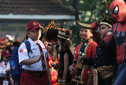 Guru Kenakan Kostum Superhero Sambut Siswa Baru di MPLS SDN Kaliasin 1 Surabaya