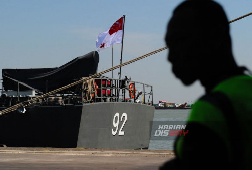 Dua kapal perang berbendera Singapure bersandar di dermaga Jamrud Utara Pelabuhan Tanjung Perak Surabaya, Jawa Timur, Rabu, 30 Agustus 2023. Tiga kapal perang itu, dua diantaranya berbendera Singapure RSS Vigour 92 dan Endeavour 210 serta satu kapal perang berbendera USA, USS Green Bay. Ketiga kapal perang tersebut adalah peserta Latihan Gabungan Bersama (latgabma) Super Garuda Shield Tahun 2023 yang diarahkan berkumpul di Surabaya. Rangkaian latihan Super Garuda Shield pada tahun ini dijadwalkan berlangsung selama 14 hari, yaitu pada 31 Agustus 2023 hingga 13 September 2023 yang melibatkan 2.810 prajurit TNI dan 2.165 prajurit dari angkatan bersenjata negara-negara peserta. (Julian Romadhon/Harian Disway)