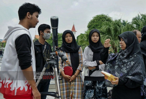 Salah satu anggota Surabaya Astronomy Club, Nur Latifah, saat memberikan sosialisasi tentang gerhana matahari cincin parsial kepada para pengunjung di halaman balaikota Surabaya (Kamis, 20/04/2023). Indonesia menjadi salah satu negara yang dilintasi fenomena Gerhana Matahari Total dan Gerhana Matahari Sebagian 58 persen hingga 59 persen di berbagai wilayah di Indonesia. (foto: Erni Prasetyo)