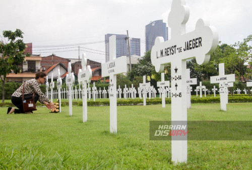 WNA Belanda Ziarah di Makam Ereveld Kembang Kuning