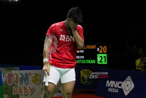 Kesedihan Muhammad Rayhan Nur Fadillah atlit Indonesia pasangan Rahmat Hidayat saat bertanding melawan Jepang di Jatim Expo Surabaya, Jawa Timur, Kamis 26 Oktober 2023. Indonesia Masters II BWF Tour Super 100 2023 yang dikenal sebagai BNI Indonesia Masters 2023 merupakan turnamen bulu tangkis tingkat dunia yang diselenggarakan di Jatim International Expo (JIE) Convention & Exhibition Surabaya dari 24-29 Oktober 2023 dengan total hadiah 100.000 dolar AS atau sekitar Rp 1,5 miliar. Ada sebanyak 241 pemain dari 15 negara yang bertanding diantaranya Australia, Inggris, Prancis, Hongkong, India, Jepang, Korea, Myanmar, Nigeria, Sri Lanka, Thailand, Chinese Taipei, Amerika Serikat dan tim tuan rumah Indonesia. (Moch Sahirol/Harian Disway)