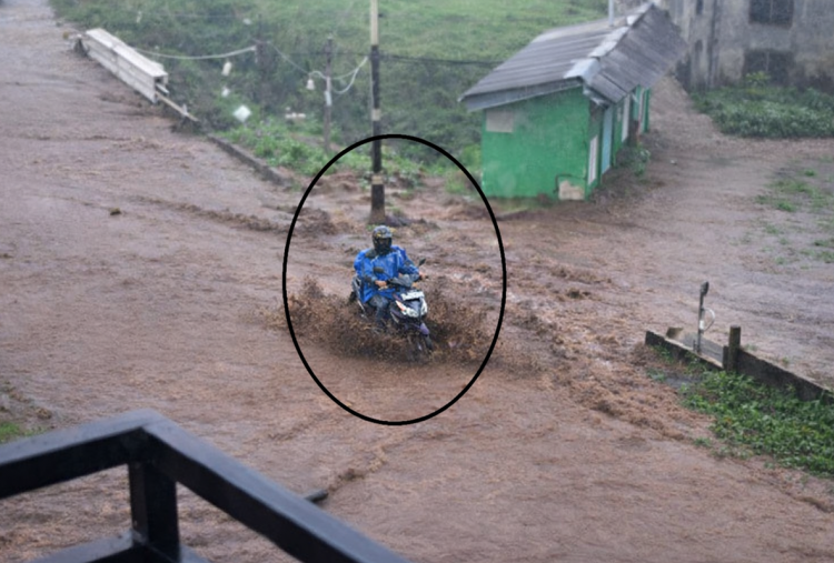 Ngeri! Detik-detik Pemotor Terjungkal Nyaris Hanyut Akibat Nekat Terobos Banjir di Banjarnegara