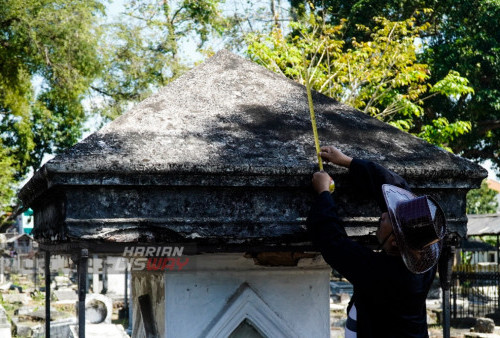 Sejumlah pegiat sejarah yang tergabung dalam Komunitas Begandring melakukan identifikasi pemakaman Belanda di komplek makam Peneleh Surabaya, Jawa Timur, Minggu 6 Agustus 2023. Identifikasi makam Belanda tersebut dilakukan pegiat sejarah untuk bahan presentasi kepada pemerintah kota tentang penentuan awal pengoprasian makam Belanda yang terletak di kawasan Peneleh Surabaya. (Julian Romadhon/Harian Disway)