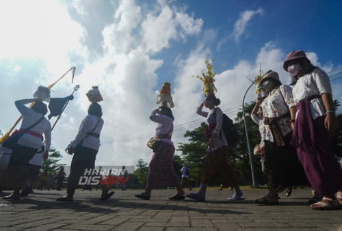 Umat Hindu mengikuti Upacara Melasti dengan membawa sejumlah sesaji berjalan menuju pesisir laut Kenjeran, Surabaya, Jawa Timur, Minggu (19/3/2023). Upacara Melasti bertujuan menyucikan diri dan alam tersebut dilakukan untuk menyambut Hari Raya Nyepi Tahun Baru Saka 1945 yang jatuh pada Rabu (22/3). (foto: Julian Romadhon)