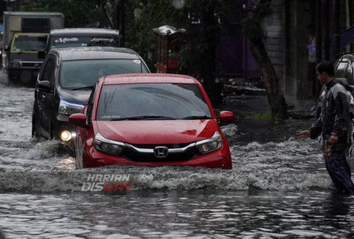 Kendaraan roda empat menerjang banjir dengan ketinggian 50 cm di Dukuh Kupang Surabaya, Jawa Timur, Kamis (30/3/2023).
Hujan deras disertai angin dan petir itu mengguyur selama satu jam menyebabkan sejumlah kawasan dan ruas jalan raya di kota Surabaya terendam air dengan ketinggian 40 cm sampai 60 cm. (foto: ulian Romadhon)