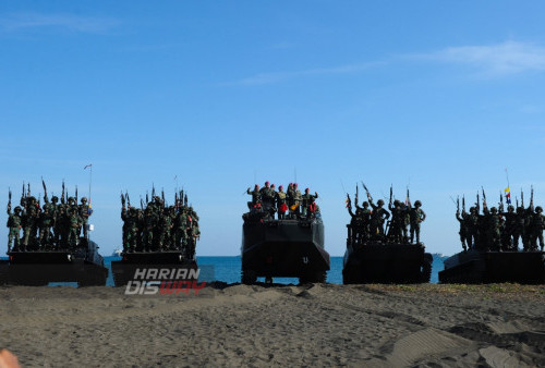 Foto bersama Menko Polhukam Mahfud MD usai Upacara pengangkatan warga kehormatan Korps Marinir di Pantai Banongan, Situbondo, Jawa Timur, Selasa 1 Agustus 2023. Korps Marinir TNI AL resmi mengangkat Menko Polhukam Mahfud MD menjadi warga kehormatan Korps Marinir. (Julian Romadhon/Harian Disway)