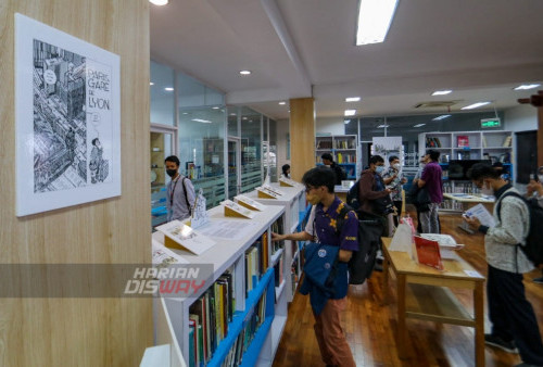 Suasana Pameran Paris & Madame Hibou di IFI Surabaya, Jawa Timur, Jumat (24/2/2023). Para pengunjung disuguhkan dengan illustrasi Paris karya Emmanuel Lemaire dan juga beberapa komik dari Paris. Pameran yang digelar mulai tanggal 24 Februari hingga 4 Maret 2023 ini menyuguhkan sebanyak 40 karya dari Emmanuel Lemaire dan juga beberapa komik dari Paris yang berjudul Boulevard Barbés Paris. (foto: Moch Sahirol)