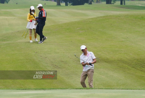 Peserta berhasil memasukan bola ke dalam hole ketika mengikuti Turnamen Golf dalam ajang Anniversary ke-27 Bukit Darmo Golf (BDG) Surabaya, Jawa Timur, Sabtu (5/11/2022). Dalam Turnamen tersebut diikuti sebanyak 8 negara yaitu Indonesia, Jepang, Korea, Taiwan, Singapore, UK, Brasil dan India, untuk merebutkan hadiah senilai Rp 10 M di ajang Anniversary ke-27 Bukit Darmo Golf (BDG) Surabaya yang digelar tanggal 5 hingga 6 Oktober 2022.