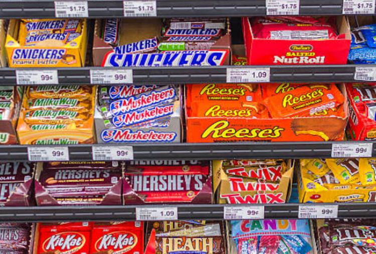 Alasan Cokelat Selalu Disuguhkan di Depan Kasir Minimarket