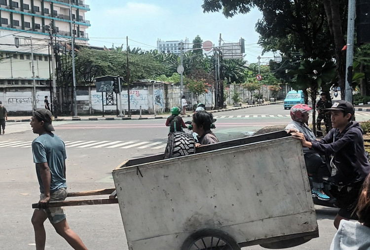 Massa Preteli Mobil Terbakar di Depan Mako Brimob, Logam Diangkut Pakai Motor dan Gerobak