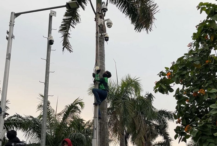 Tuntut Keadilan Kematian Affan, Seorang Demonstran Nekat Panjat Tiang dan Rusak CCTV di Gedung DPR