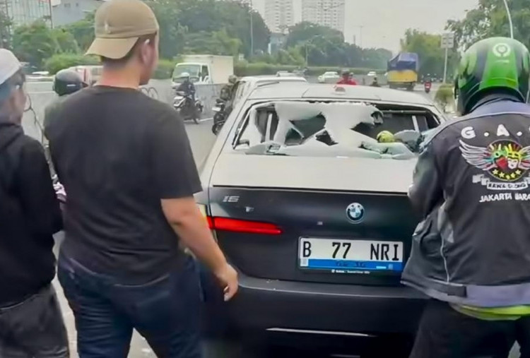 Mobil Listrik BMW Diamuk Massa di Kebon Jeruk, Tabrak Lari?