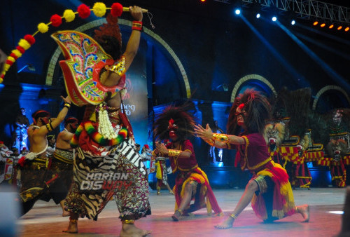 Prabu Klono Sewandono membawa pecut Samandiman (kiri) berdialog dengan dua Bujang Ganong saat berlangsungnya Grebeg Suro 2023 di Alun-alun Ponorogo, Jawa Timur, Sabtu (16/7/2023) malam. Ada sebanyak 27 grup Reog Ponorogo dari berbagai Kota yang bertanding untuk memperebutkan piala Presiden dalam event Grebeg Suro 2023 telah masuk dalam Kharisma Event Nusantara (KEN) Festival Nasional Reog Ponorogo (FNRP) ke 28. Grebeg Suro tahun ini digelar selama 4 hari, mulai 14 Juli hingga 17 Juli 2023.