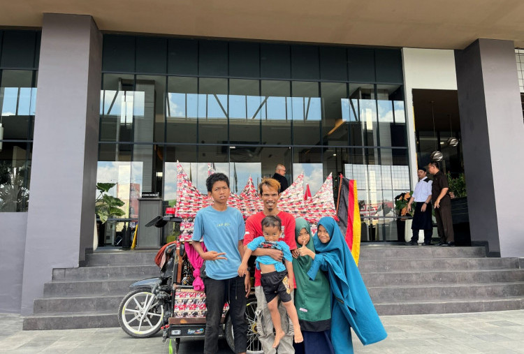 Kisah Pemudik Jefri Caliak, Naik Becak yang Dihias Bungkus Kopi dari Padang ke Bogor