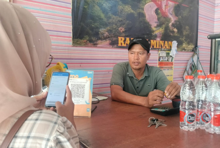QRIS BRI Permudah Transaksi Rumah Makan Minang Saiyo di Kayuagung