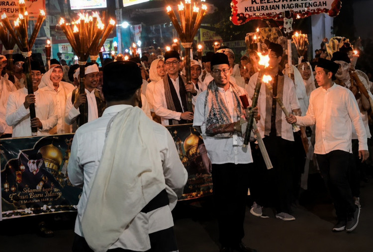 Viral Pawai Obor 1 Muharam di Purwakarta Berujung Petaka, Wajah Peserta Terbakar Saat Atraksi Api