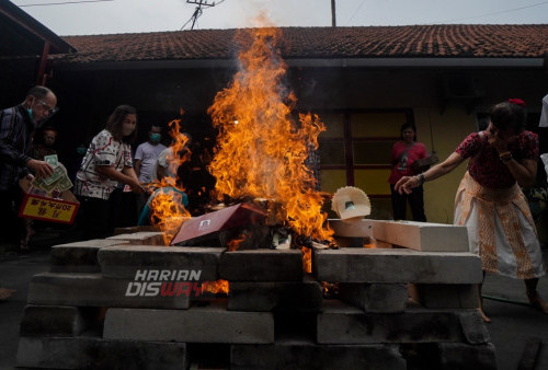 Sejumlah warga Tionghoa melaksanakan prosesi sembahyang arwah di tempat ibadah umat Buddha Mahayana yang tergabung dalam Cetiya Buddha Dhamma Sangha Lotus, Surabaya, Jawa Timur, Rabu (5/4/2023). Ritual Tradisi sembahyang arwah Ceng Beng atau Qing Ming, merupakan ritual tradisi bagi warga Tionghoa untuk mendoakan arwah para leluhur mereka. (foto: Julian Romadhon)