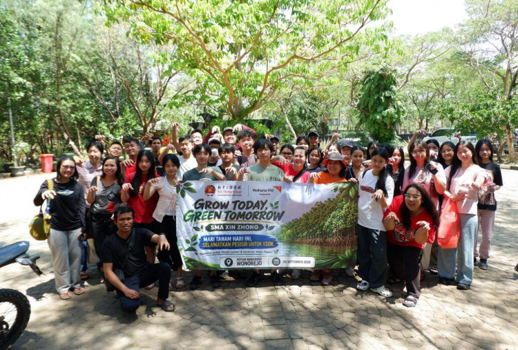 SMA Xin Zhong Tanam Mangrove di Wonorejo, Ajak Generasi Muda Jaga Pesisir Surabaya