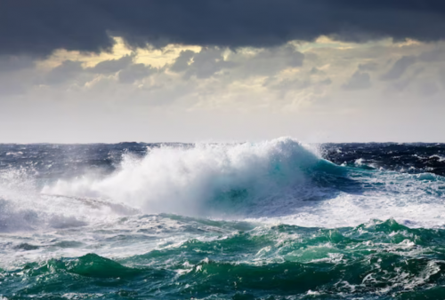 Gelombang Tinggi dan Angin Kencang, Banyak Perahu Nelayan Bersandar Terseret Ombak 