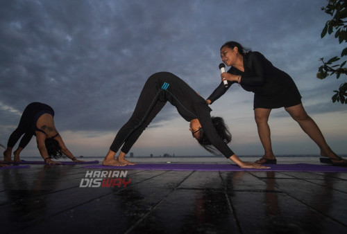 Instruktur yoga, Juan Palma membimbing peserta private yoga di lantai 22 Hotel Ciputra World Surabaya, Jawa Timur, Minggu (18/6/2023). Private yoga yang dilakukan dari sunset hingga petang itu bertakjuk Sunset Aqua Yoga serta dipandu oleh instruktur yoga profesional dari Gold Gym, Juan Palma. Kegiatan itu digelar oleh Hotel Ciputra World Surabaya dan berkolaborasi dengan Gold Gym untuk menyambut Hari Yoga Internasional yang jatuh pada 21 Juni. 