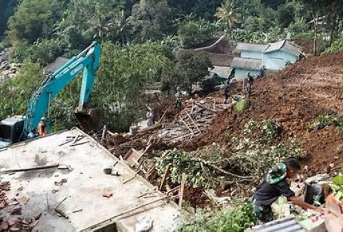 Gempa Cianjur: Evakuasi Kendaraan Tertimpa Longsor di Jalan Cugenang Terkendala Ini