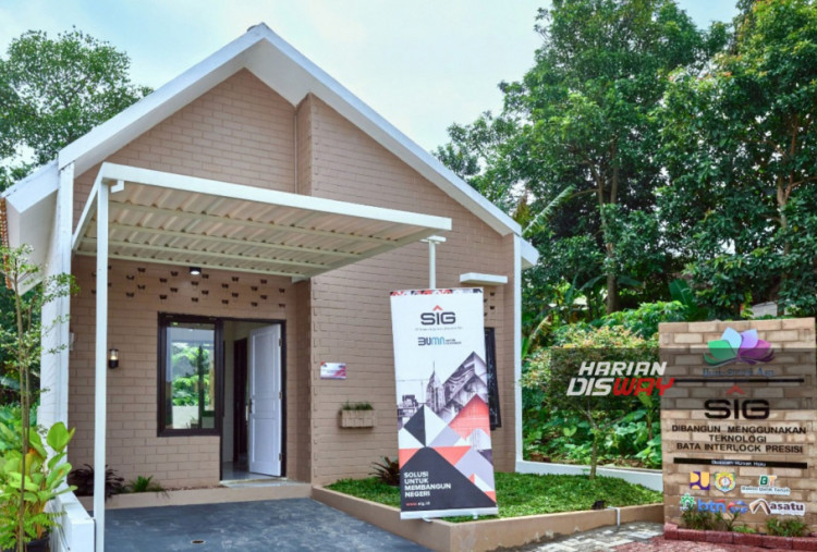 Rumah contoh Bata Interlock Presisi dibangun di kawasan Perumahan Bumi Svarga Asri, Kabupaten Kendal, Jawa Tengah. Selain inovasi tersebut, SIG menghadirkan rangkaian solusi konstruksi melalui booth SIG Total Building Solution, mulai dari beton berpori ThruCrete, beton instan PakCrete, genteng beton dengan sistem interlock dan pelapis anti-UV, hingga Mortar Indonesia untuk kebutuhan dinding dan lantai. Beragam solusi tersebut dapat ditemui dalam Danantara Housing Expo 2026 yang berlangsung 27–30 Agustus 2026 di NICE, PIK 2, dengan menghadirkan pilihan hunian, pembiayaan, dan solusi bahan bangunan.