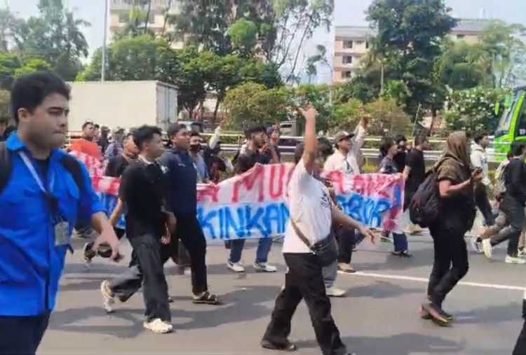 Ada Aksi Massa di Depan Gedung DPR, Polisi Lakukan Rekayasa Lalin di Jalan Gatot Subroto