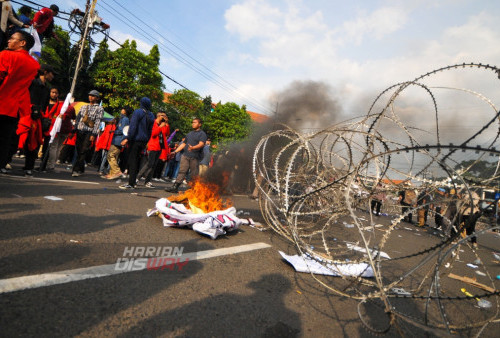 Api membakar sepandung tuntutan yang dibakar oleh sejumlah mahasiswa saat mengikuti aksi unjuk rasa mendesak pengesahan UU Perampasan Aset dan mencabut undang-undang Cipta Kerja di Gedung DPRD Jatim, Surabaya, Jawa Timur, Rabu (12/4/2023). Mahasiswa menuntut DPRD Jawa Timur untuk ikut menolak pengesahan Perppu Cipta Kerja Nomor 2 tahun 2022 yang dianggap tidak memihak kepentingan buruh dan pekerja di Indonesia. (foto: Julian Romadhon)