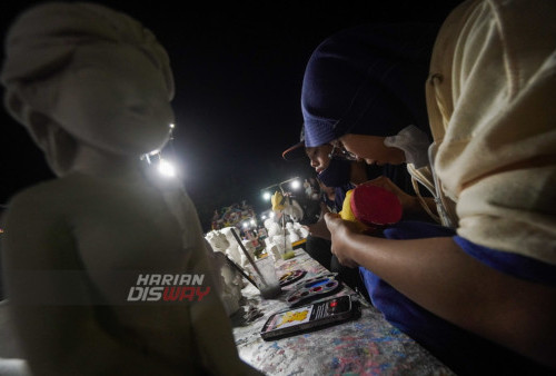 Sejumlah anak dengan teliti mengecat Celengan Karakter kartun di Alun-alun Blora, Jawa Tengah, Jumat (21/4/2023). Alun-alun Kota Blora menjadi tempat edukasi para anak dimasa liburan, tak hanya permainan anak, di lokasi tersebut terdapat penjual paket lukis celengan karakter berbahan semen putih yang dijual dari Rp5 ribu hingga Rp25 ribu. Paket lukis celengan karakter tersebut banyak dibeli untuk mengedukasi anak dan sebagai media untuk belajar menabung. (foto: Julian Romadhon)