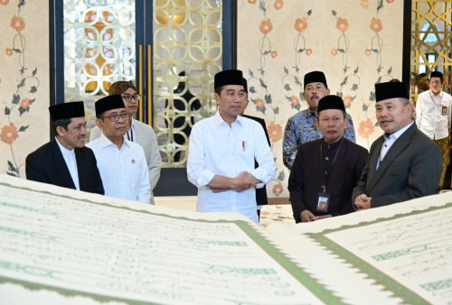 Jokowi Serah Terimakan Mushaf Al Quran Ukuran 2X3 Meter di Masjid Mohammed bin Zayed Solo