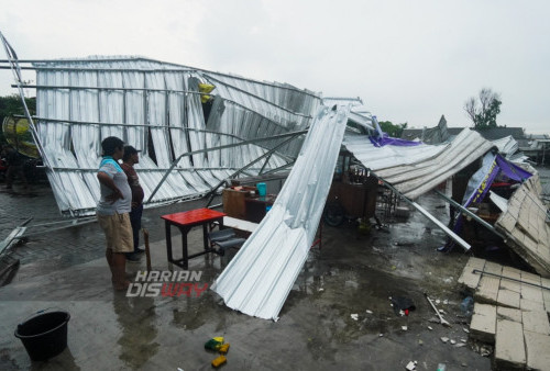 Kondisi Sentra Kuliner Bunderan Aloha pasca hujan disertai angin kencang yang melanda di kawasan Aloha, Gedangan, Sidoarjo, Jawa Timur, Senin (28/11/2022).