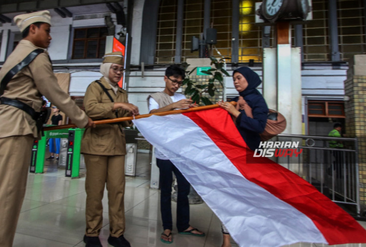 Diharapkan, dengan berbagai aksi Peringatan Hari Pahlawan tahun ini, selain menjadi sarana hiburan sekaligus juga mengingatkan kepada masyarakat tentang jasa para pahlawan dalam merebut kemerdekaan Indonesia. 
