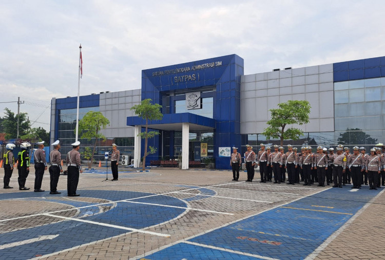 Satlantas Polrestabes Surabaya Siaga di Musim Hujan, Pastikan Kenyamanan dan Ketertiban Pengendara